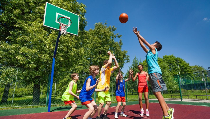 Les activités sportives coopératives adaptées aident à développer les interactions sociales.