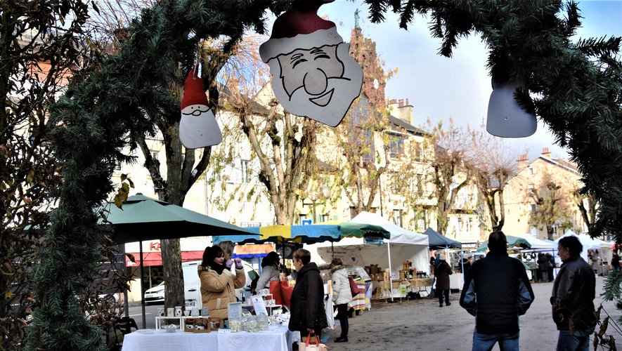 Le marché de Noël a animéla contre-allée du boulevard.