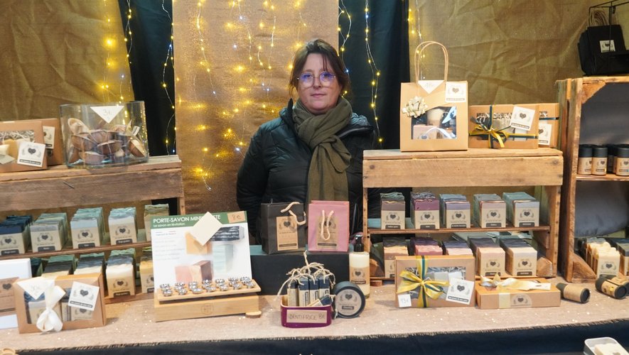 Caroline Pelon, responsable des Savons de mon cœur, vend sa production artisanale de savons sur le marché de Noël à Rodez.