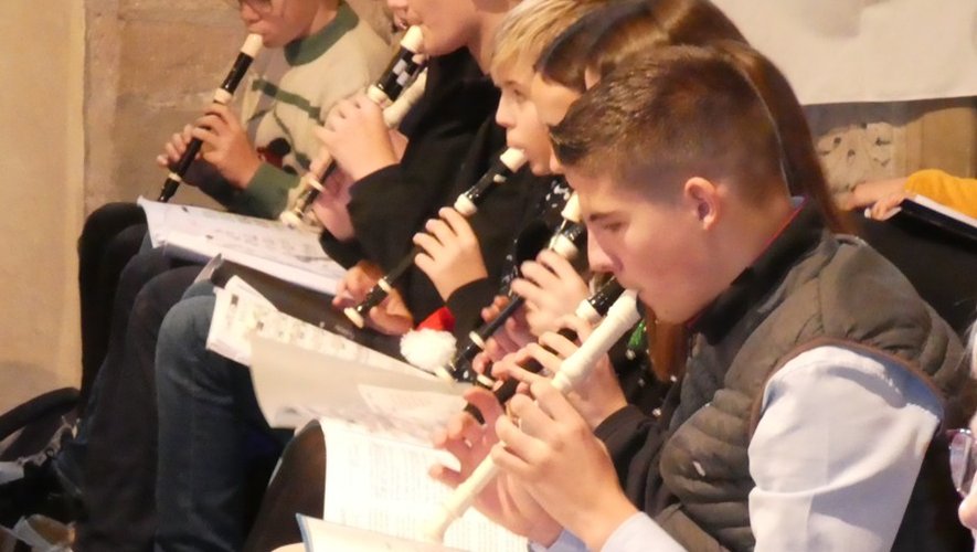 Les collégiens ont joué à la flûte quelques morceaux choisis de Noël