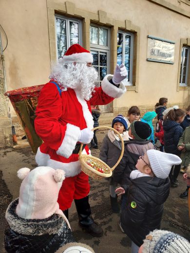 Les enfants heureux de rencontrerle père Noël.