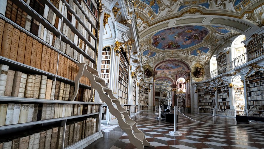 Un monastère autrichien perdu en pleine montagne fait le buzz sur internet grâce à son époustouflante bibliothèque baroque.