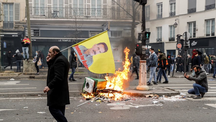 L'acte de l'auteur de la fusillade a entraîné des manifestations et des heurts à Paris