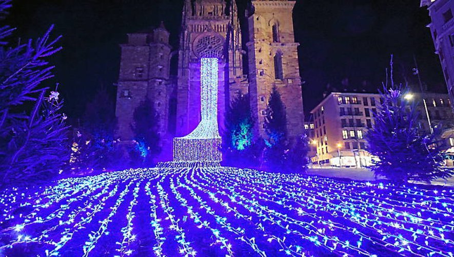 A Rodez, si la cascade de Noël continue de couler depuis la cathédrale, les illuminations de l'avenue Victor-Hugo, elles, ont disparu.
