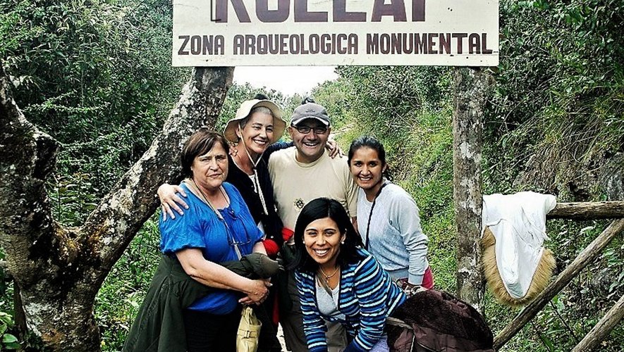 Isabelle Le Moal,  à gauche, avec des membres de l’association vivant sur place au Pérou.