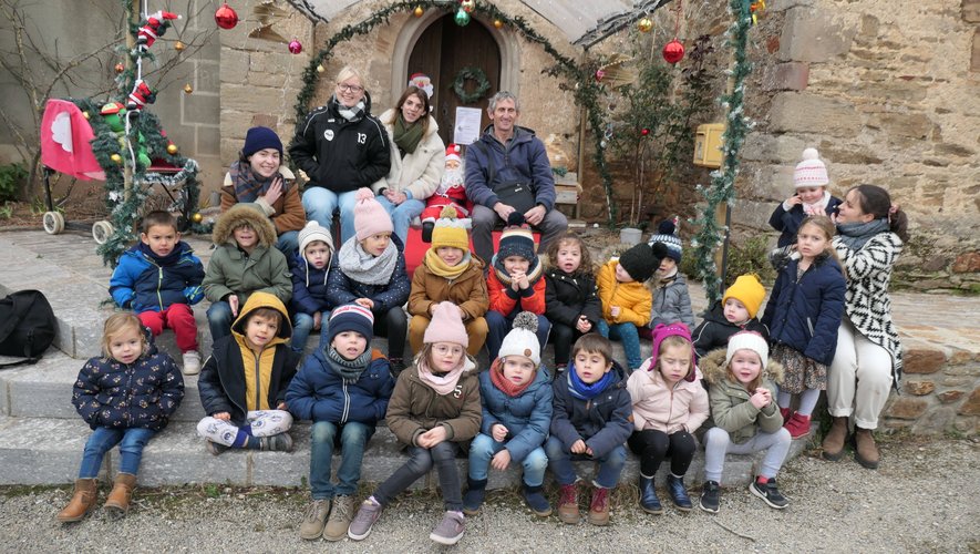 Les enfants et les animatrices aux côtés de François Brossard lors de la visite du village du Père Noël.