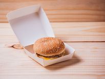 Les enseignes de restauration rapide servent 6 milliards de repas par an dans 30.000 points de vente en France, ce qui génère 180.000 tonnes de déchets chaque année.