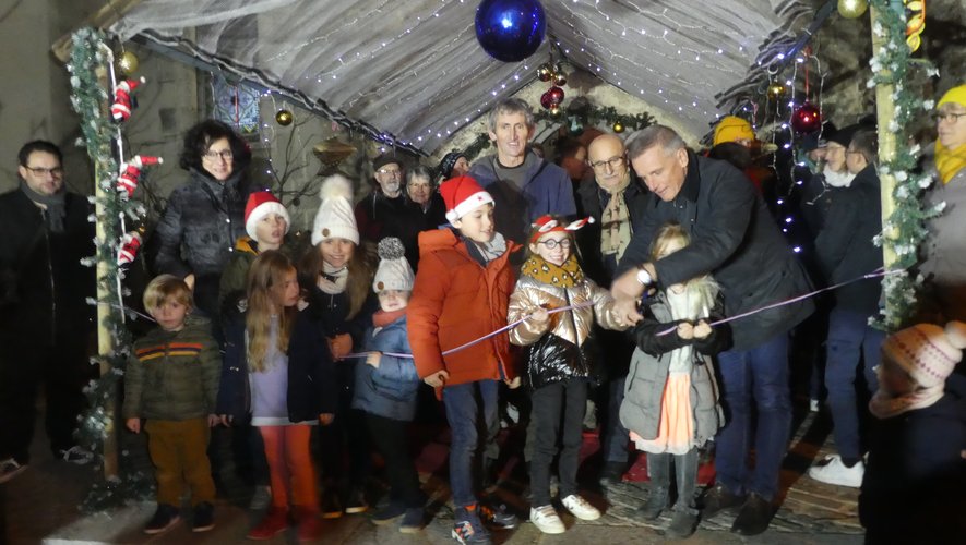 Le maire Jean-Philippe Sadoul coupant le rubanavec les enfants du village lors de l’inauguration.