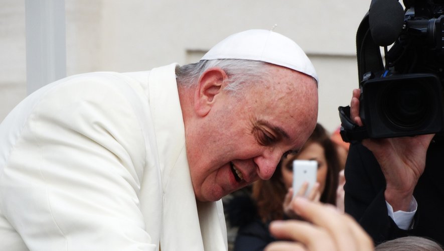 Le pape François adresse ses prières à son prédécesseur âgé de 95 ans.