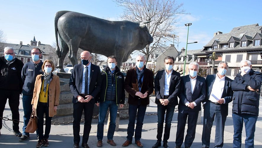 Les élus s’étaient symboliquement réunis devant le taureau de Laguiole.