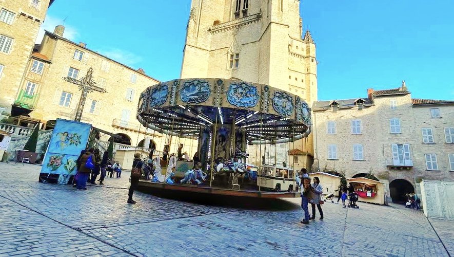 Le carrousel de 95 ans trône fièrement place Notre-Dame, pour le plus grand bonheurdes enfants.