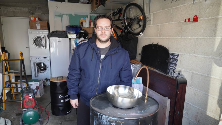 Grégory Loupiac, confectionne des objets fonctionnels à partir de bidons d’huile dansson garage.