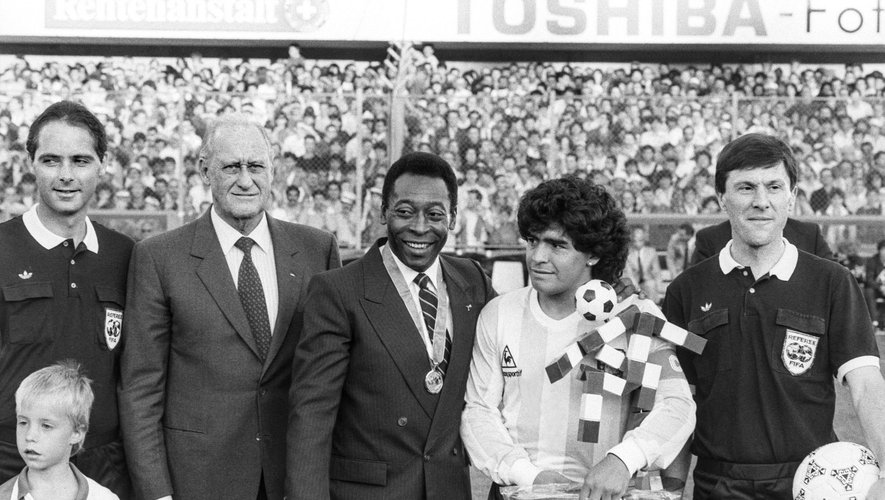 Pelé, ici en 1987, aux côtés d'une autre légende du football, l'Argentin Diego Maradona.