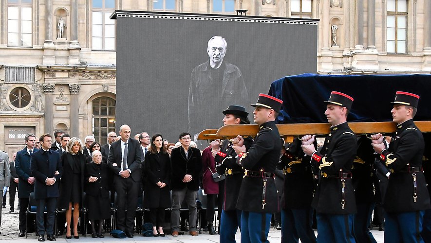 Le cercueil de Pierre Soulages  a été porté par la Garde républicaine au sein de la cour d’honneur du muséedu Louvres, à Paris,début novembre.