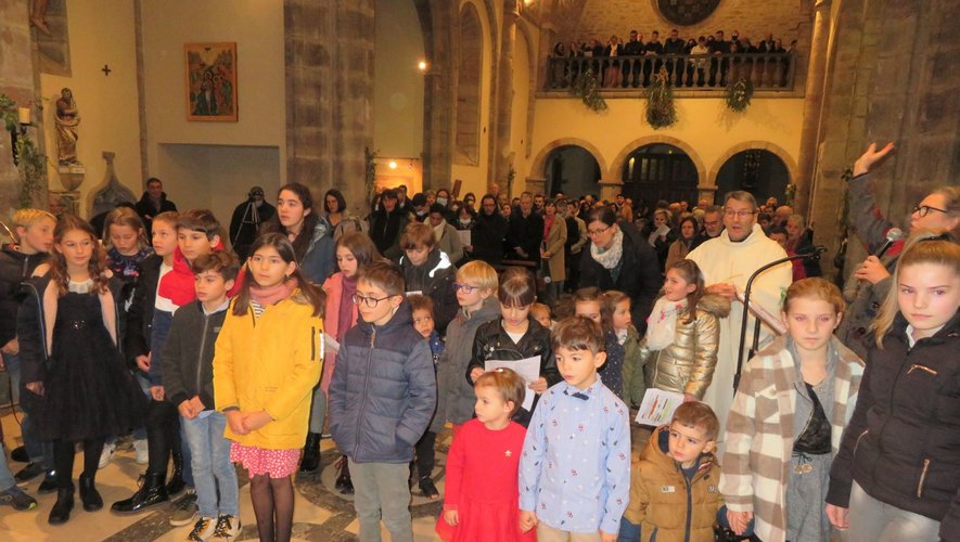 Enfants et adultes réunis dans  le chœur de la basilique.