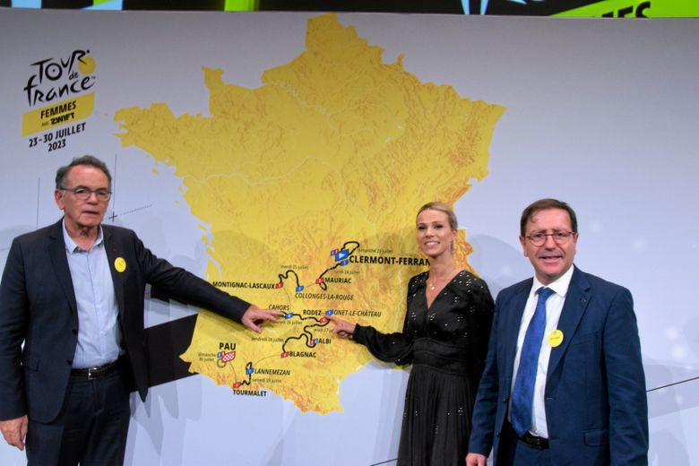 Christian Teyssèdre, maire de Rodez, et Jean-Philippe Keroslian, maire d’Onet, aux côtés de Marion Rousse, directrice du Tour de France féminin.