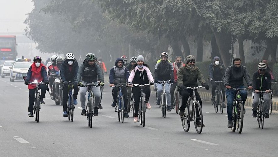 Chaque semaine, une centaine d'adultes et d'enfants portant un masque ou un foulard sur le visage enfourchent leur vélo pour faire le tour des points d'intérêt de Lahore.