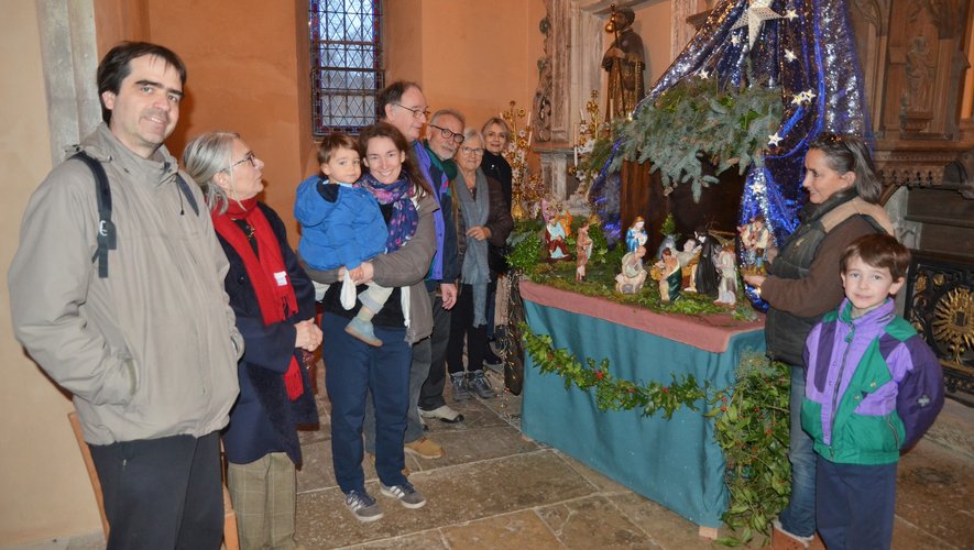 Les bénévoles ont expliqué aux visiteurs les étapes de restauration des santons.