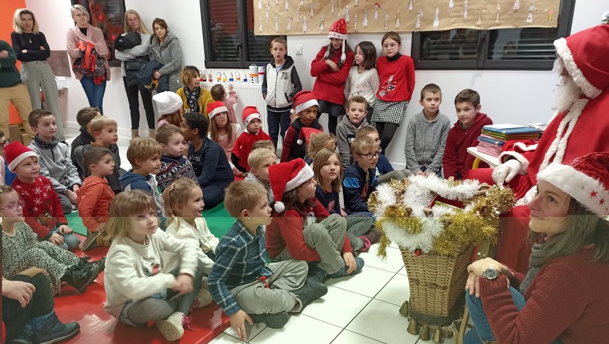 Le père Noël entouré des élèves.