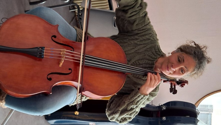 Robyn, lors d’un cours de violoncelle à la MJC.