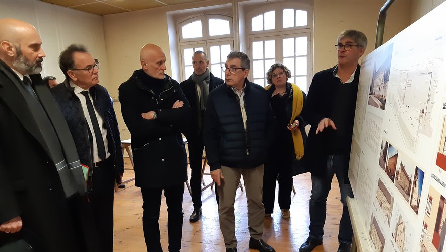 Hervet Basset (Droit de Cité) et Bernard Luga (Atelier d'architecture du prieuré) ont présenté le nouveau commissariat au préfet, au maire et au député. 