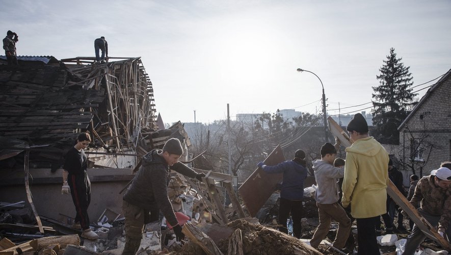 Des civils après une attaque de missiles à Kiev, le 31 décembre.