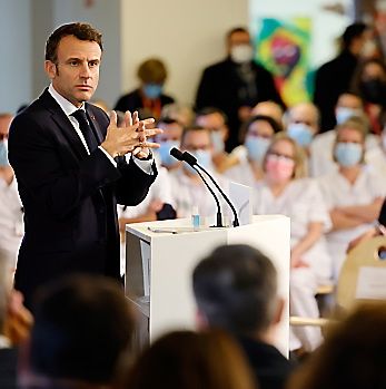 Macron pose son diagnostic.