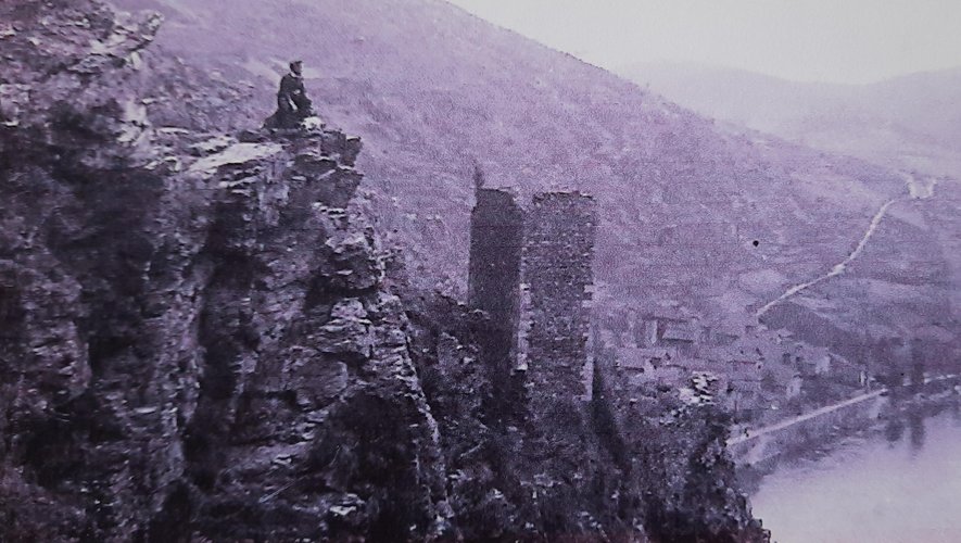 La tour carrée du château a résisté aux assauts du temps. En contrebas, le village de la Roque Bouillac.