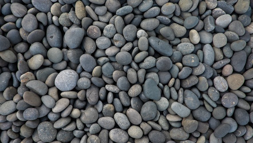 Pour faire des ricochets, essayez avec des pierres plus grosses et incurvées, qui rebondissent plus haut, suggère une étude.