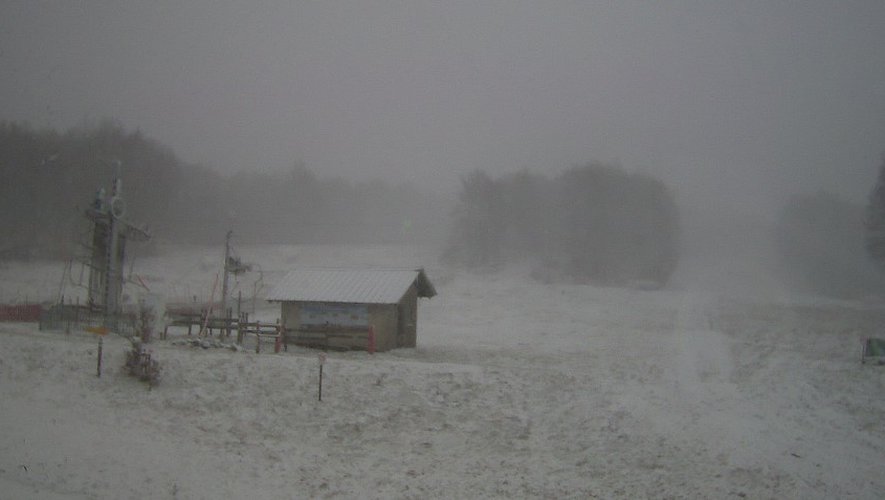 Une fine couche de neige recouvre la station de Brameloup ce lundi 9 janvier 2023.