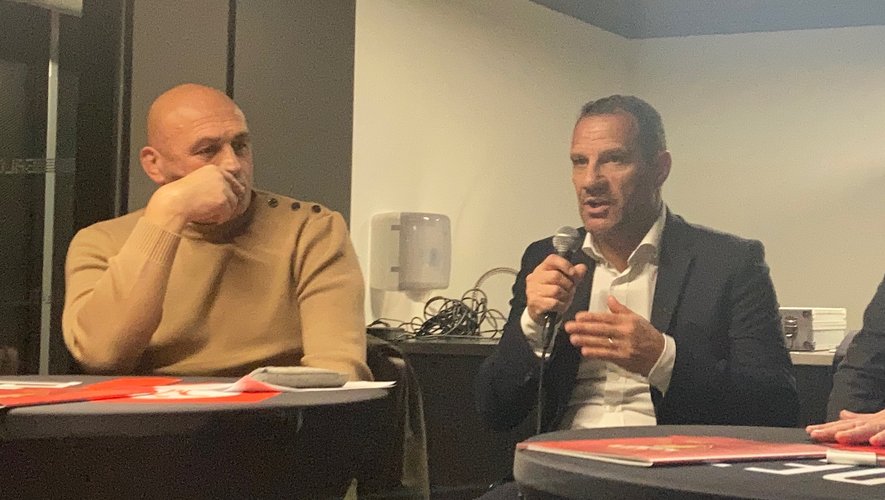 Laurent Labit (micro en main), aux côtés de Patrick Furet, manager de Rodez rugby.