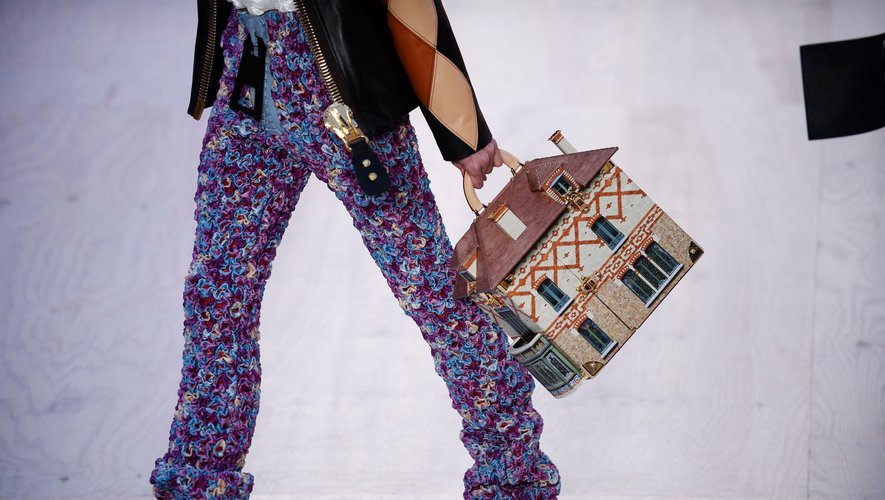 Le sac à main façon maison de poupée de la maison Louis Vuitton pour la saison printemps-été 2023.