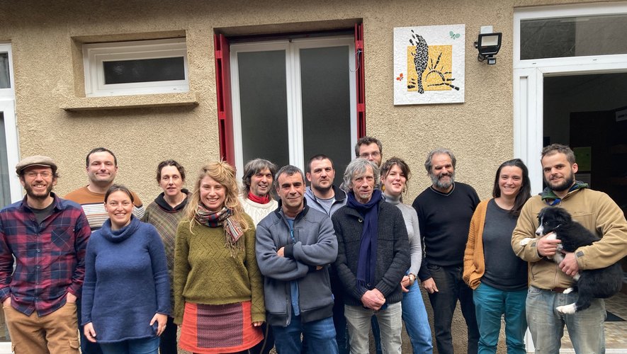 Les membres du bureau de la Confédération paysanne en Aveyron aux côtés des salariés de l’Addear.