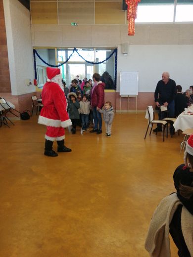 Professeurs et élèves ont été accueillis par le Père Noël.