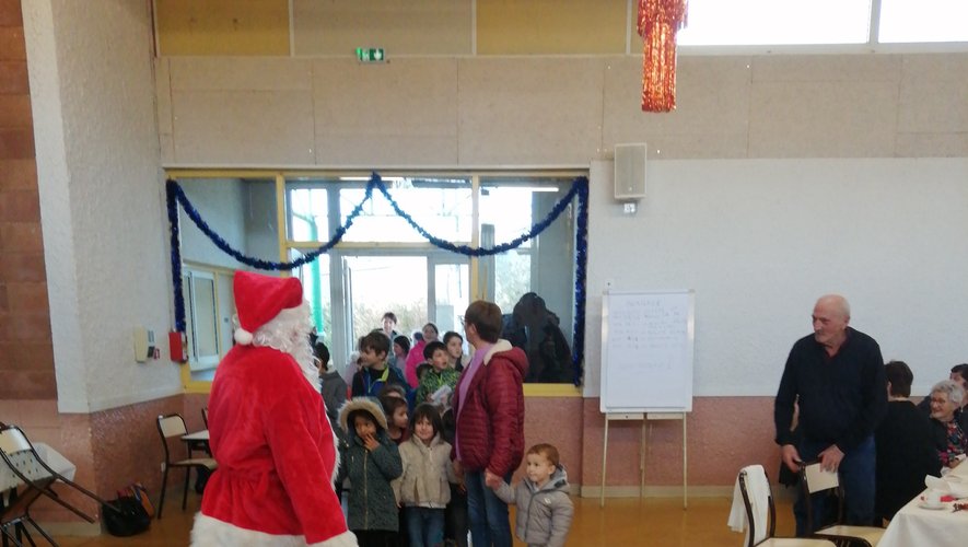Professeurs et élèves ont été accueillis par le Père Noël.