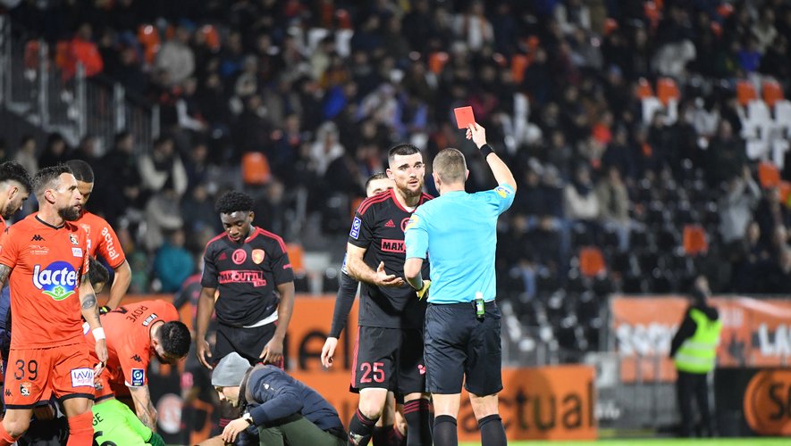 Clément Depres a reçu le premier carton rouge du match pour une faute à retardement sur le gardien de Laval. 