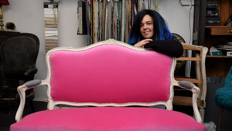 Dans son atelier livinhacois, Mélanie Viegas relooke fauteuils et canapés.