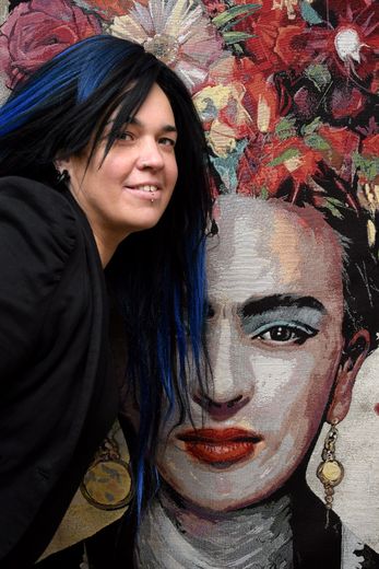 Dans son atelier de tapisserie, Mélanie voit la vie en couleurs
