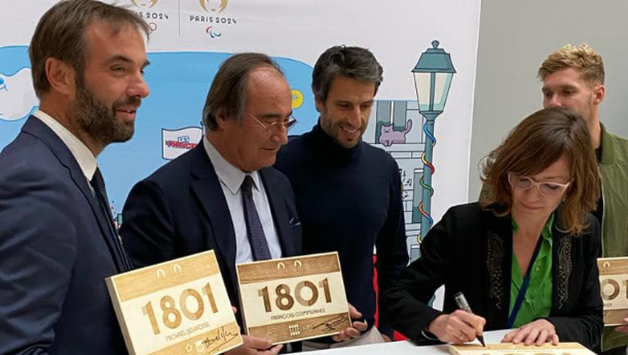 Emmanuelle Gazel officialise le passage de la Flamme olympique à Millau, en compagnie des maires de Sète et Montpellier, de Tony Estanguet et de Kevin Mayer.