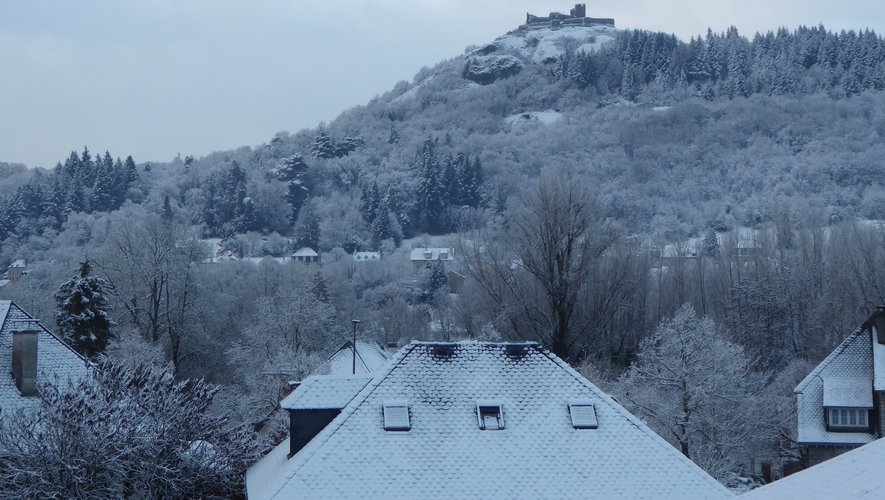 Espalion, la cité des bords du Lot, s'est réveillée ce vendredi matin sous la neige.  Un manteau immaculé recouvre la région et tout particulièrement le château de Calmont.