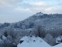 Espalion, la cité des bords du Lot, s'est réveillée ce vendredi matin sous la neige. Un manteau immaculé recouvre la région et tout particulièrement le château de Calmont.