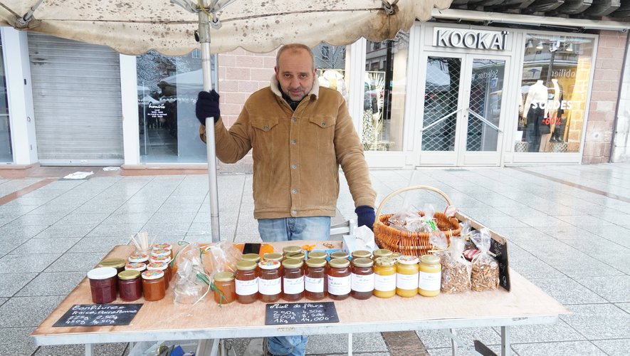 Pascal Bessoles vend du miel sur le marché du Bourg.