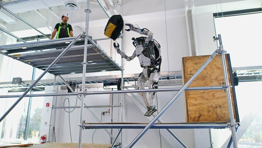 Atlas est un robot capable de dépanner un ouvrier sur un chantier en lui apportant diverses marchandises.