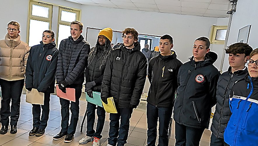  Les jeunes de 15 à 17 ans ont pu suivre le travail des gendarmes, un métier auquel ils se destinent.