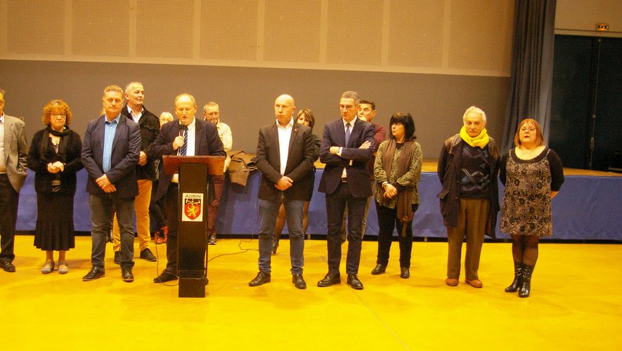 Le maire Michel Baert avec les représentants des partenaires institutionnels et une partie de son équipe.