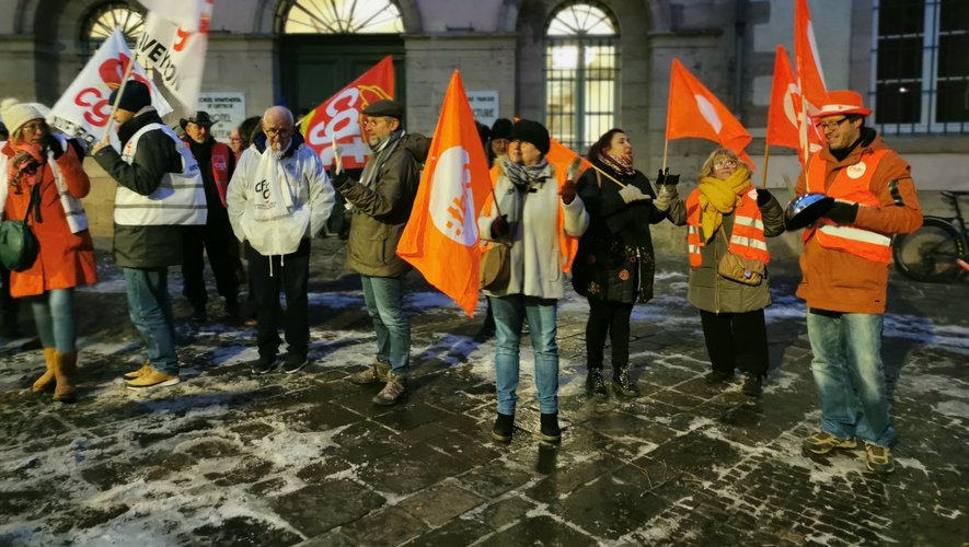 Une manifestation bruyante a eu lieu devant la préfecture de l'Aveyron lundi 23 janvier à 17 h 30, contre la réforme des retraites.