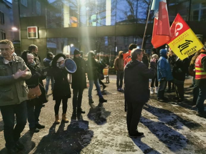 Les manifestants ont utilisé des casseroles, des plateaux, des sifflets ou encore des tambours pour faire entendre leur mécontentement.