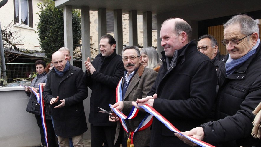 Le sous-préfet et les élus entourant le maire de Bor-et-Bar lors de la coupure de ruban.
