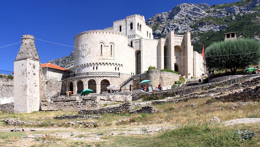 Le musée Skanderberg de Krujë en Albanie anciennement Croïa), ville dont Rodez a connu les mêmes températures cet été 2022.