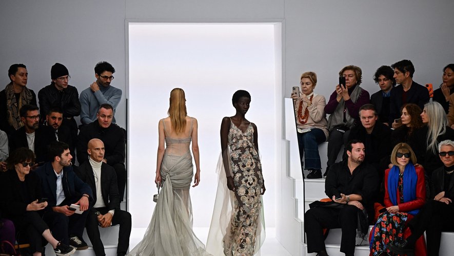 Au dernier jour de la semaine parisienne de la haute couture, Fendi a présenté une collection toute en lumière et transparence avec de nombreuses robes conçues autour de la lingerie.
